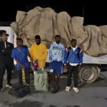 Ejército intercepta camión que transportaba haitianos indocumentados ocultos entre vegetales en Constanza