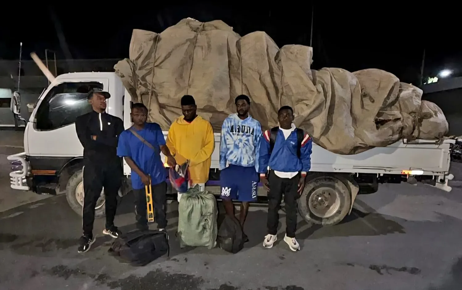 Ejército intercepta camión que transportaba haitianos indocumentados ocultos entre vegetales en Constanza