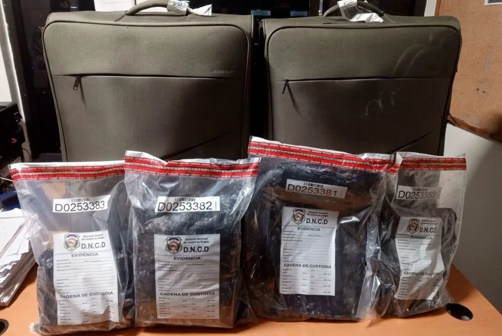 Impiden extranjera viaje con presunta cocaína oculta en doble fondo de equipaje
