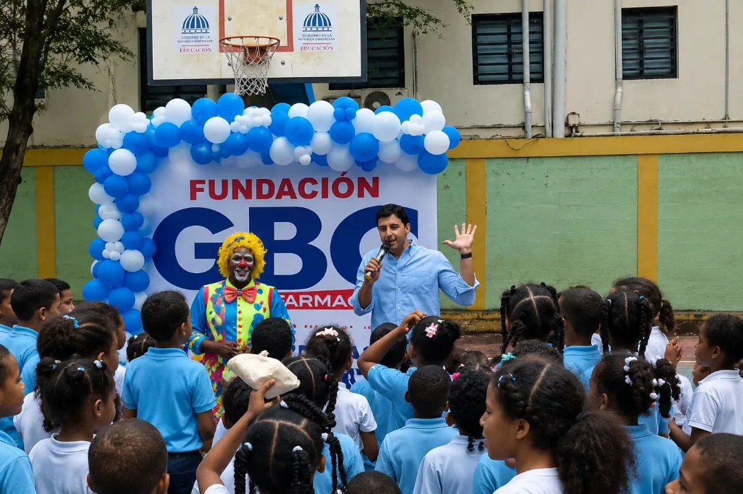 Fundación GBC celebra cumpleaños a 37 niños de la Escuela Madame Germaine en El Millón y reconoce a estudiantes destacados