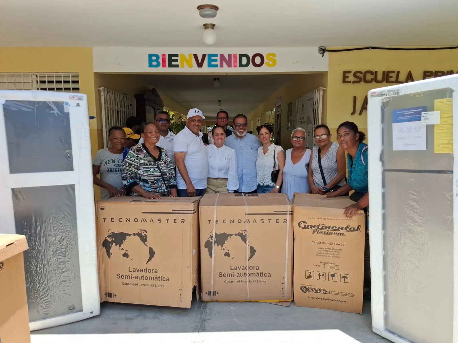 Gobierno beneficia a cientos de familias con servicios médicos y ayudas sociales en Valverde