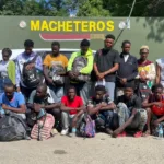 Ejército intercepta vehículo con 20 indocumentados tras persecución en Valverde