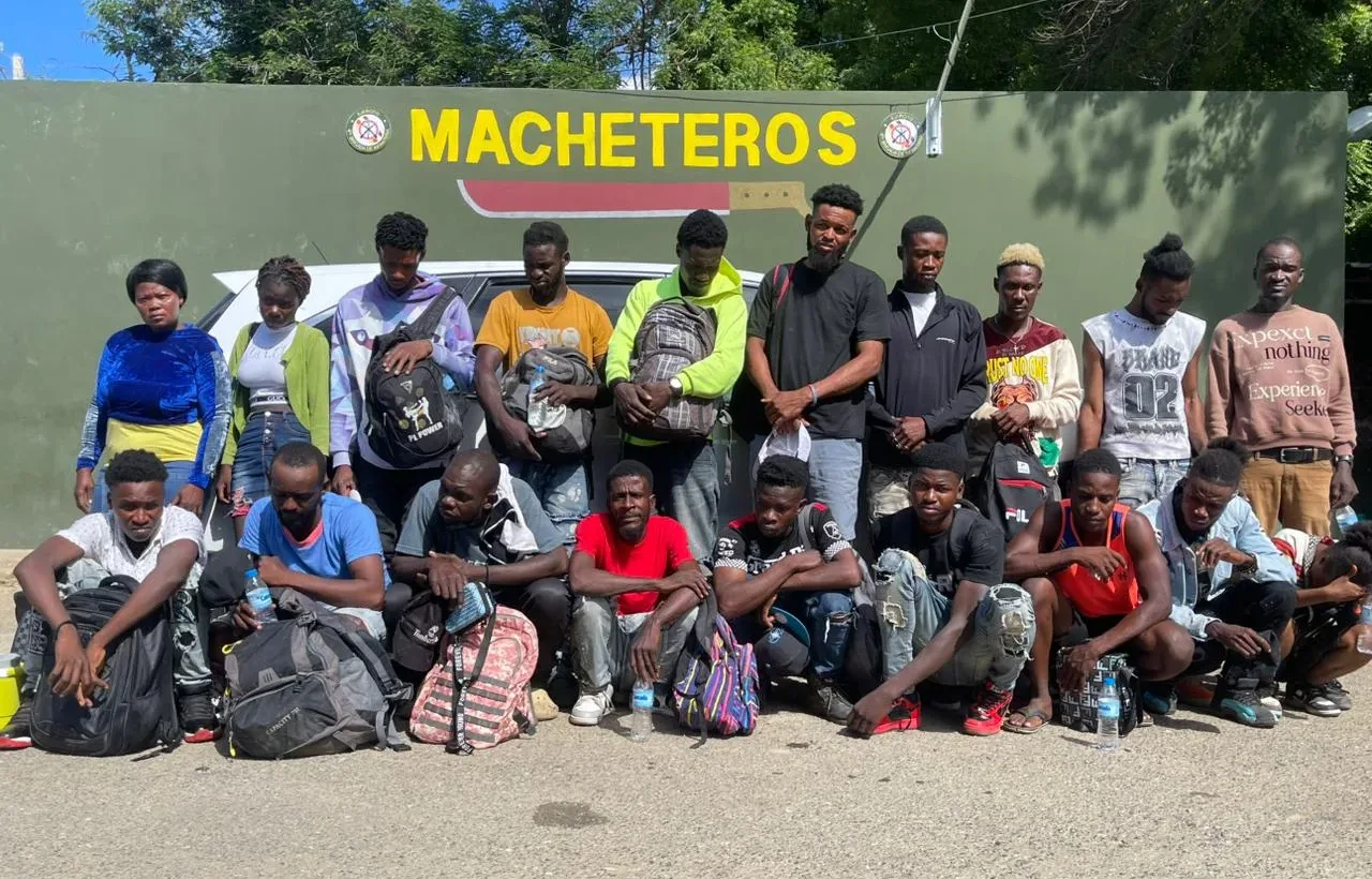 Ejército intercepta vehículo con 20 indocumentados tras persecución en Valverde