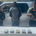 Interceptan hombre en vehículo con cinco paquetes de presunta cocaína