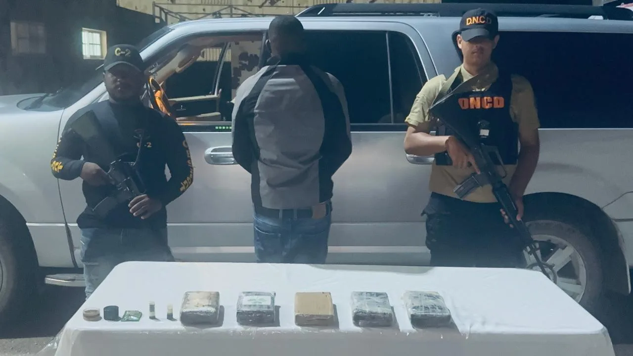 Interceptan hombre en vehículo con cinco paquetes de presunta cocaína