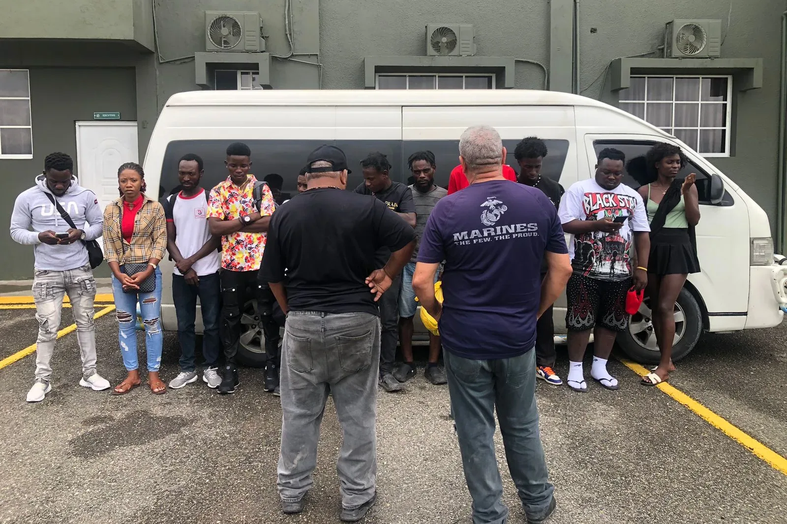 Ejército intercepta minibús con 11 haitianos indocumentados y detiene otros 5 extranjeros en Santiago