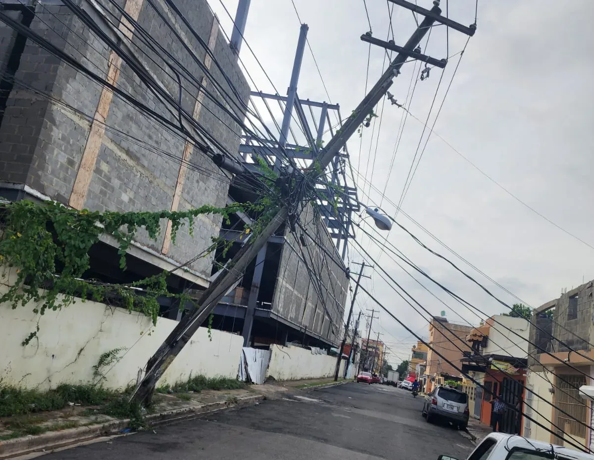 Edeeste informa sobre avería provocada por impacto de vehículo en poste de tendido eléctrico en los circuitos INVI04 y RCL San Isidro
