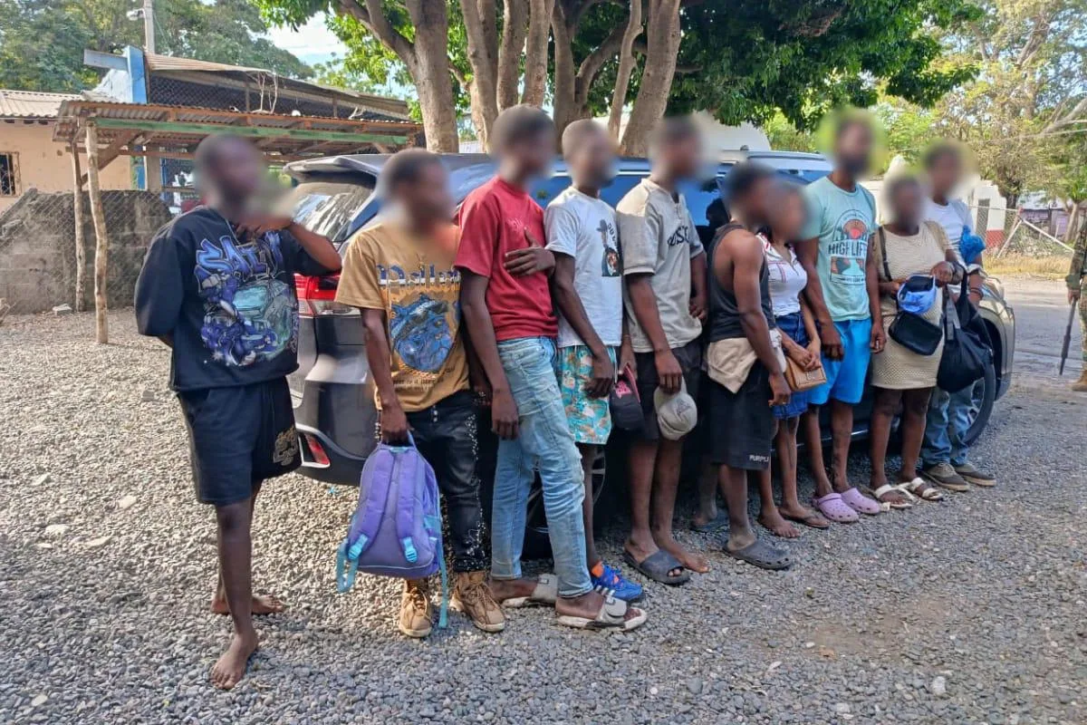 DGM detiene en San Juan a dos dominicanos por traficar 10 indocumentados en una jeepeta