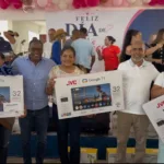 Agustín Burgos celebra Día de las Madres junto a más de 1,000 mujeres que respaldan su labor social en La Vega