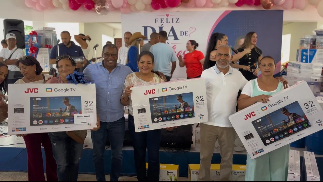Agustín Burgos celebra Día de las Madres junto a más de 1,000 mujeres que respaldan su labor social en La Vega