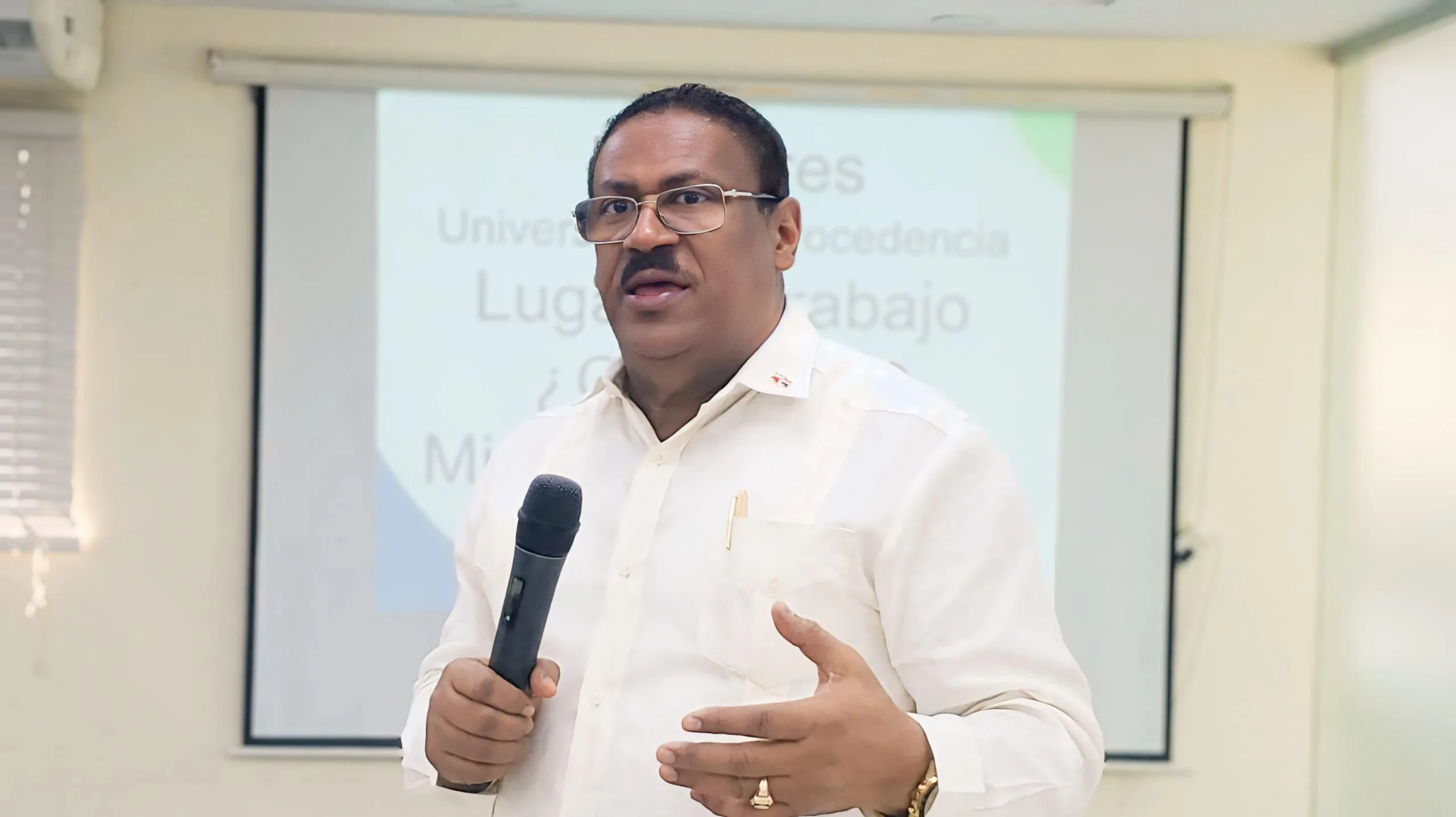 El SRSO realiza inducción a decenas de nuevos médicos pasantes