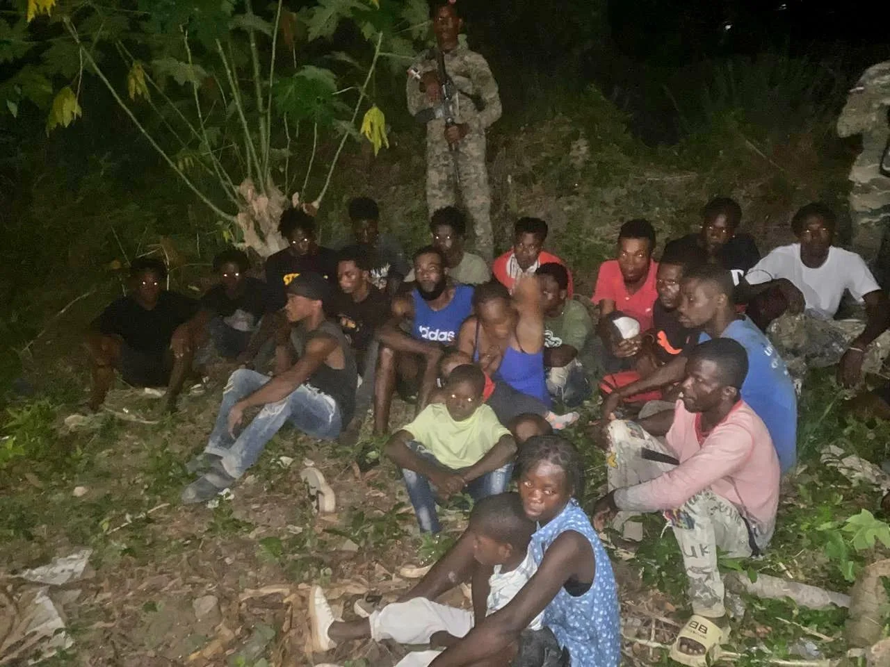 Ejército detiene a 23 haitianos indocumentados que se ocultaban en zona boscosa de Guayubín