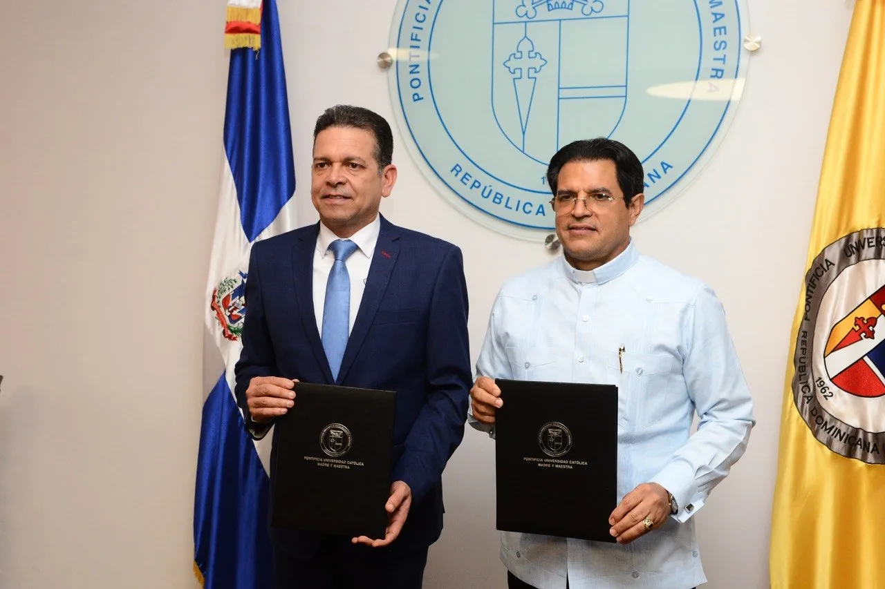 Proindustria y PUCMM firman acuerdo para impulsar la innovación y competitividad industrial en RD