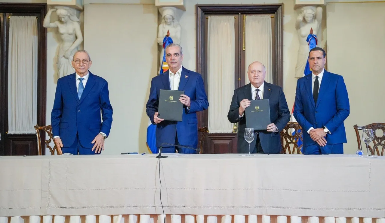 Presidente Luis Abinader firma acuerdo de colaboración entre FINJUS y la Consultoría Jurídica del Poder Ejecutivo orientado al fortalecimiento del Estado social y democrático de derecho, institucionalidad y lseguridad jurídica del país
