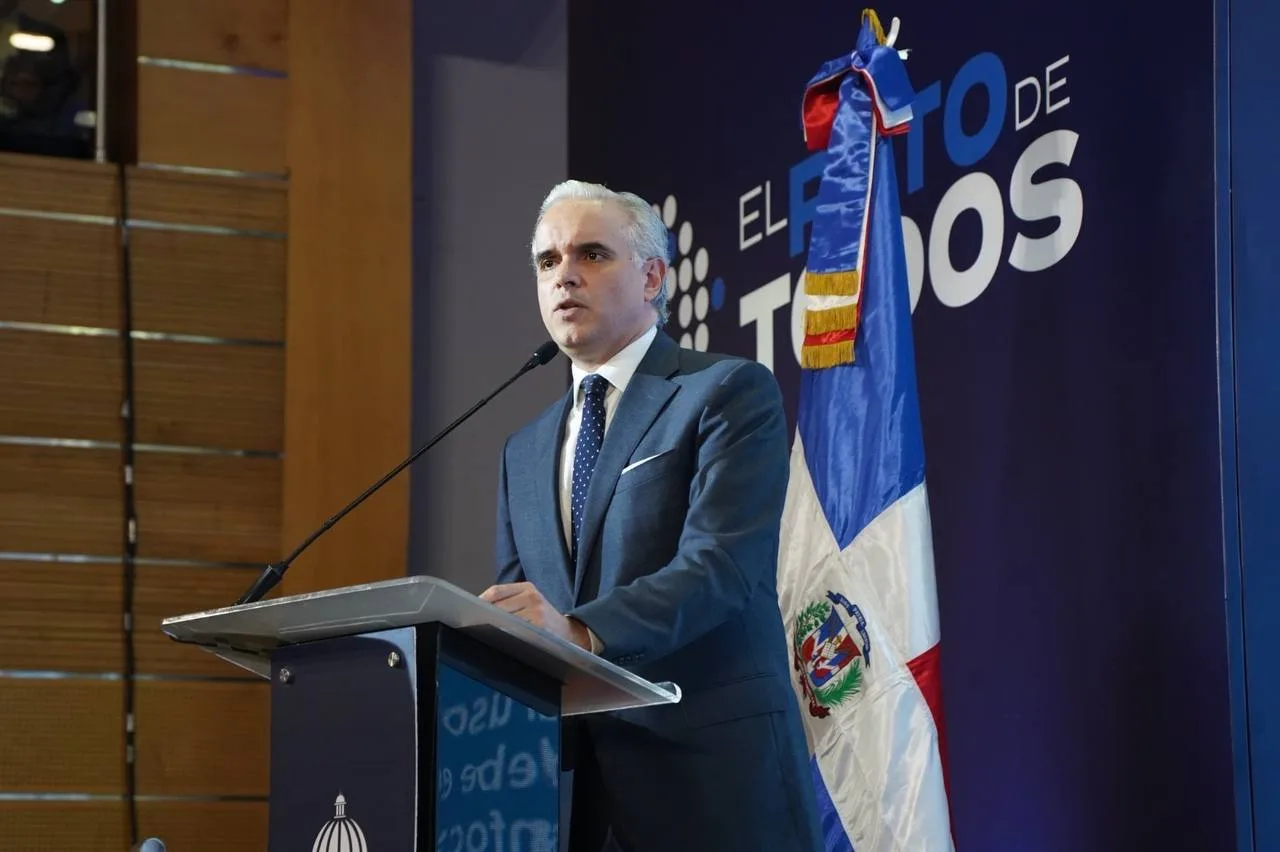Luis Miguel De Camps instruye nueva política nacional sobre uso de celulares y convivencia digital en centros educativos