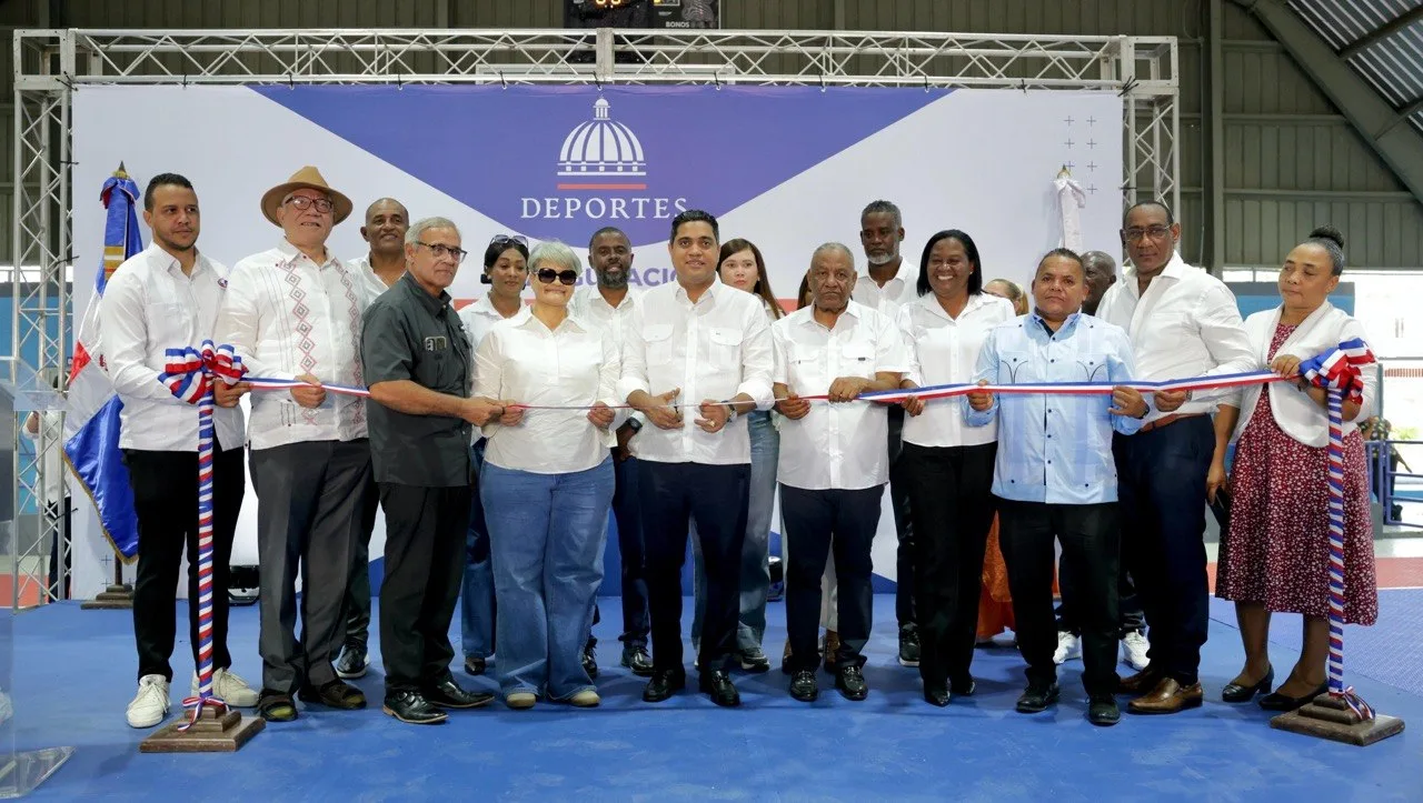 Ministro Kelvin Cruz entrega totalmente remodelado el multiuso de Consuelo, SPM