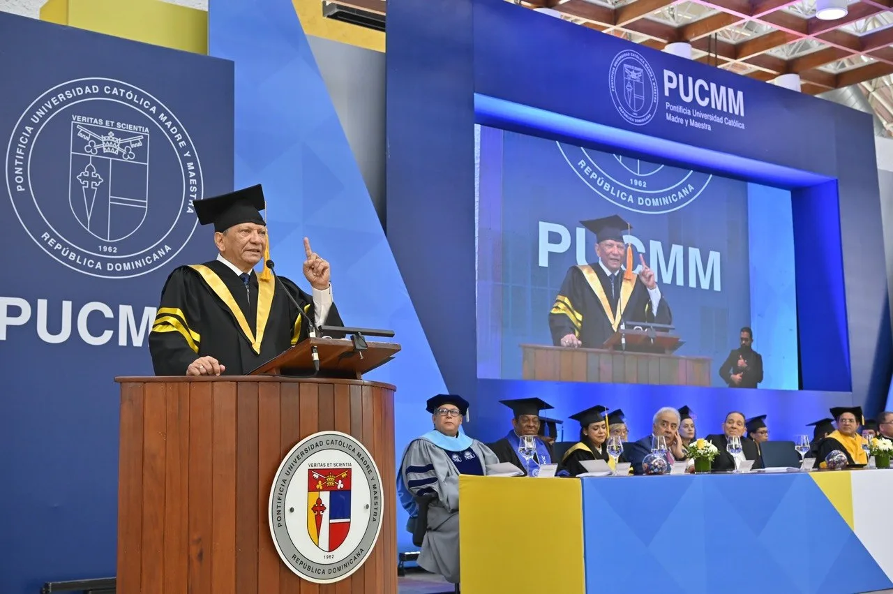 Doctor Leonardo Aguilera exhorta a 1,149 graduados de la PUCMM a ser visionarios y valorar la ética