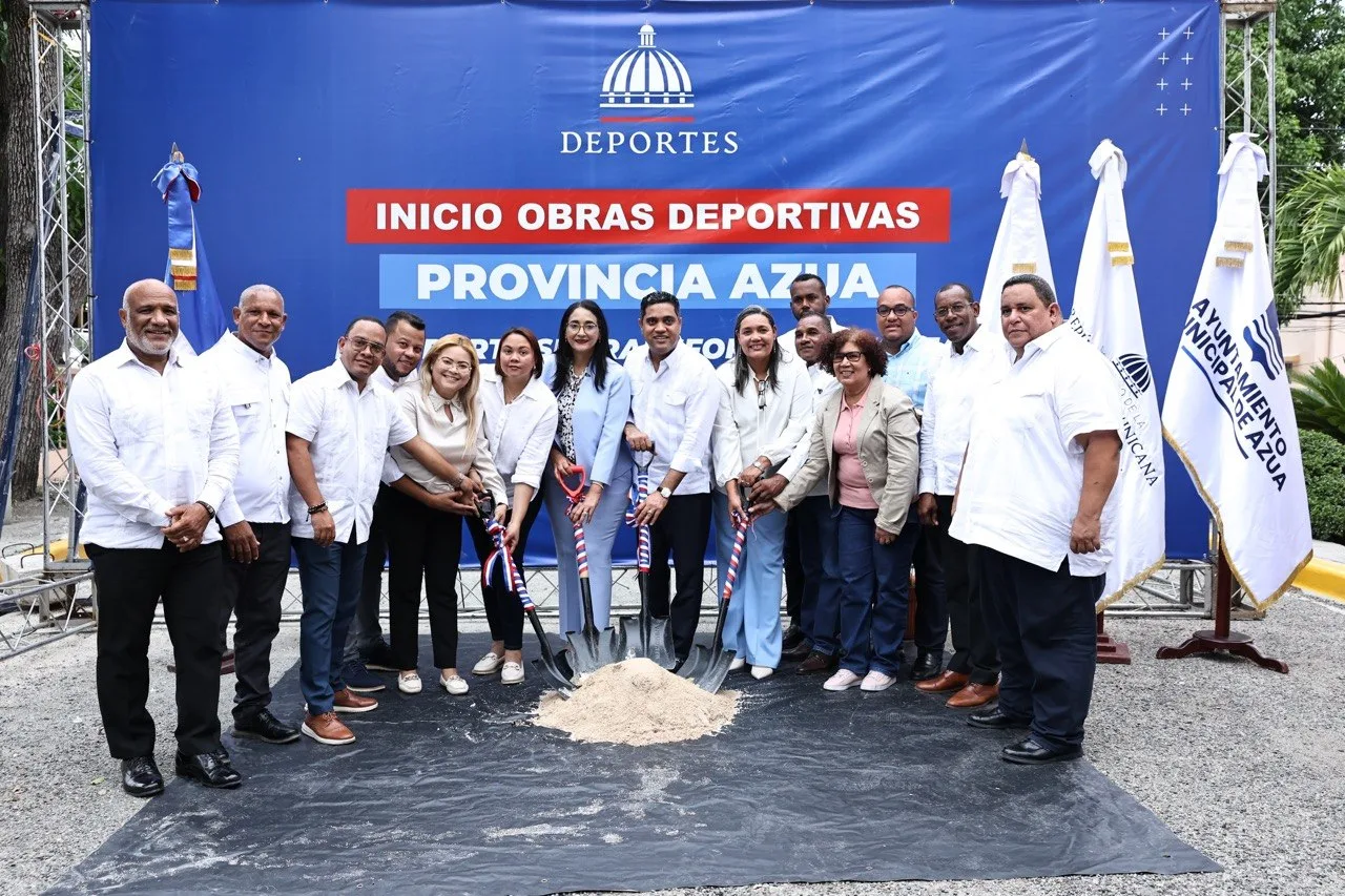 Ministro Kelvin Cruz anuncia construcción de cinco techados en Azua con inversión de RD$156 millones