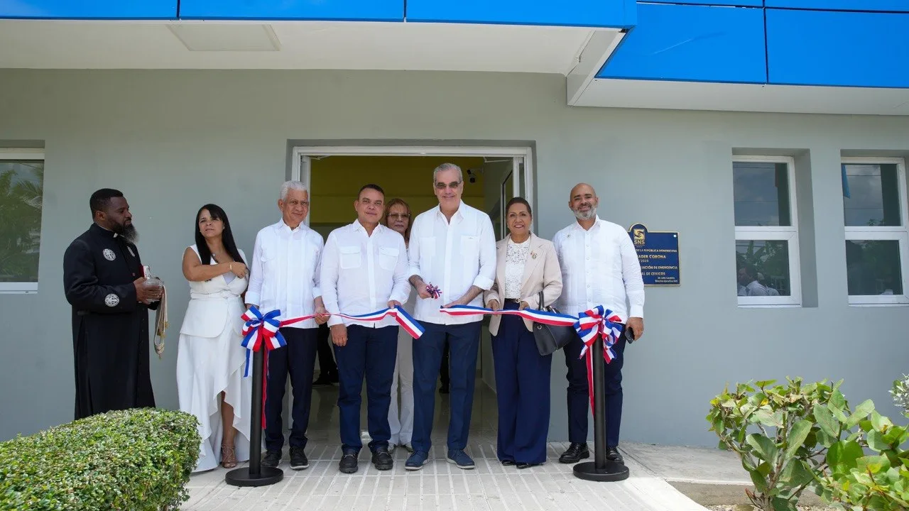 Presidente Abinader entrega remozamiento general y moderna área de Emergencia del hospital municipal de Cevicos