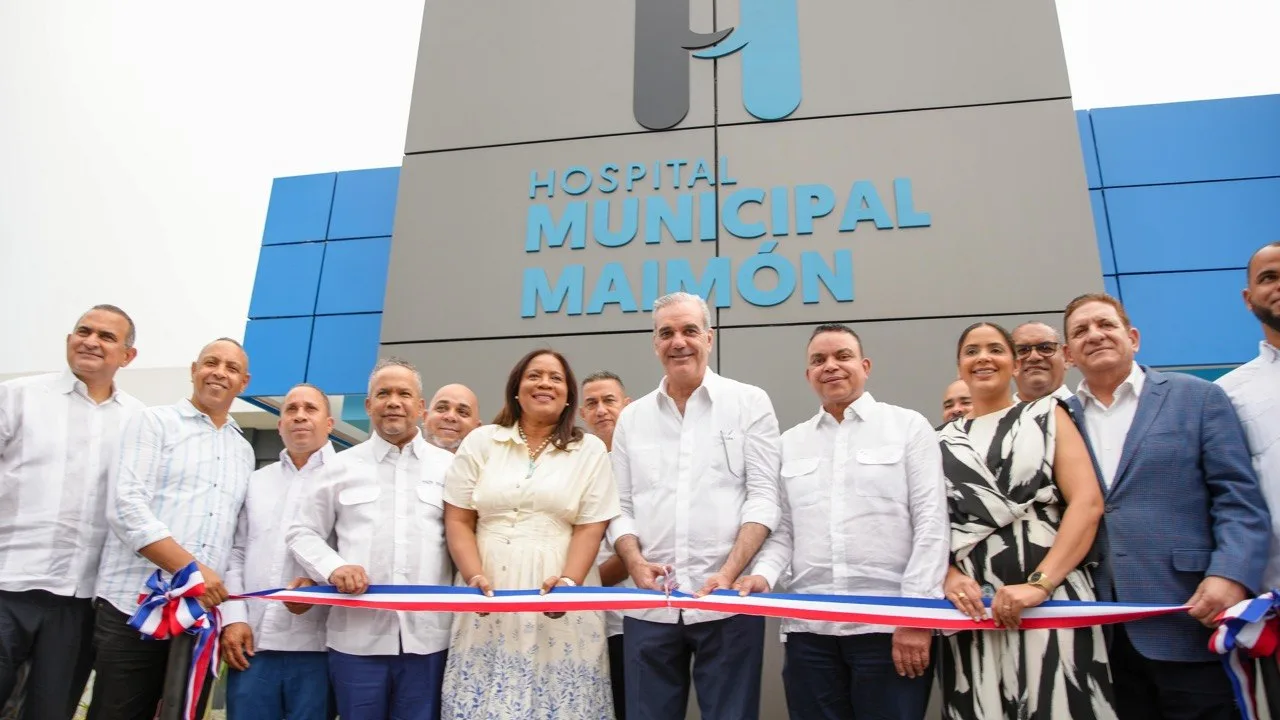 Presidente Abinader entrega el Hospital Municipal de Maimón remozado, ampliado y equipado con nueva área de Emergencia, junto al Centro de Primer Nivel