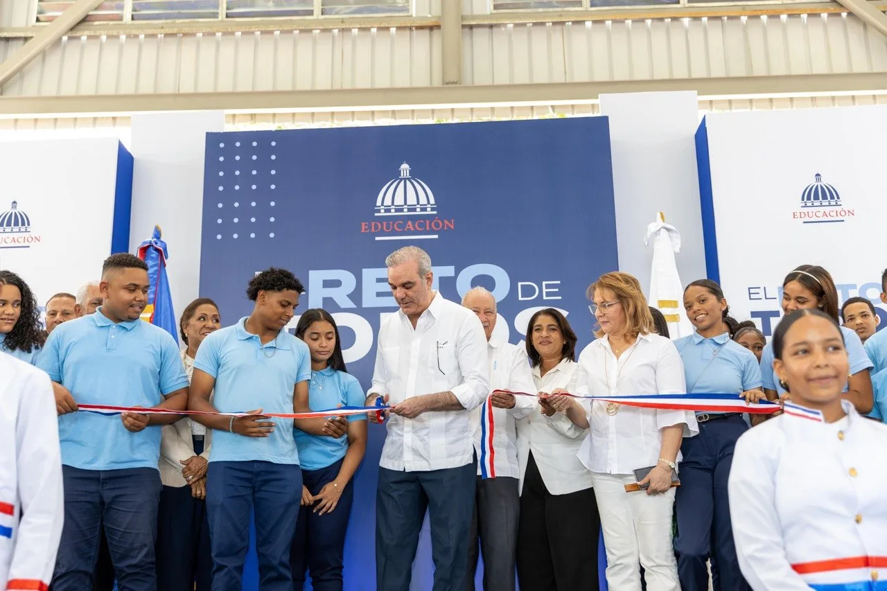 Presidente Abinader inaugura techado de la Escuela Francisco Henríquez y Carvajal en Cotuí para impulsar deporte, cultura y sana convivencia de más de 900 estudiantes