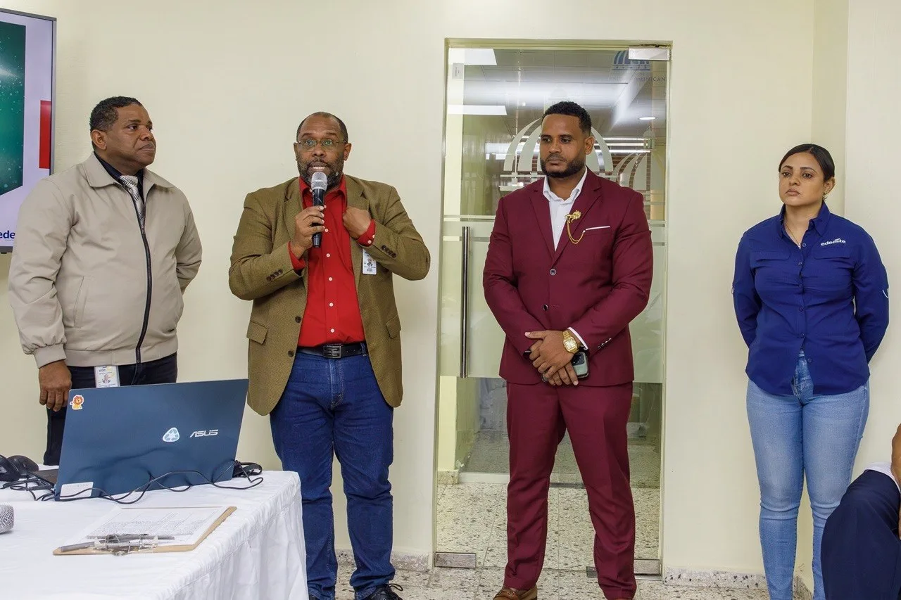 Edeeste imparte charla sobre eficiencia energética a periodistas y dueños de medios de Monte Plata; generan vínculo directo