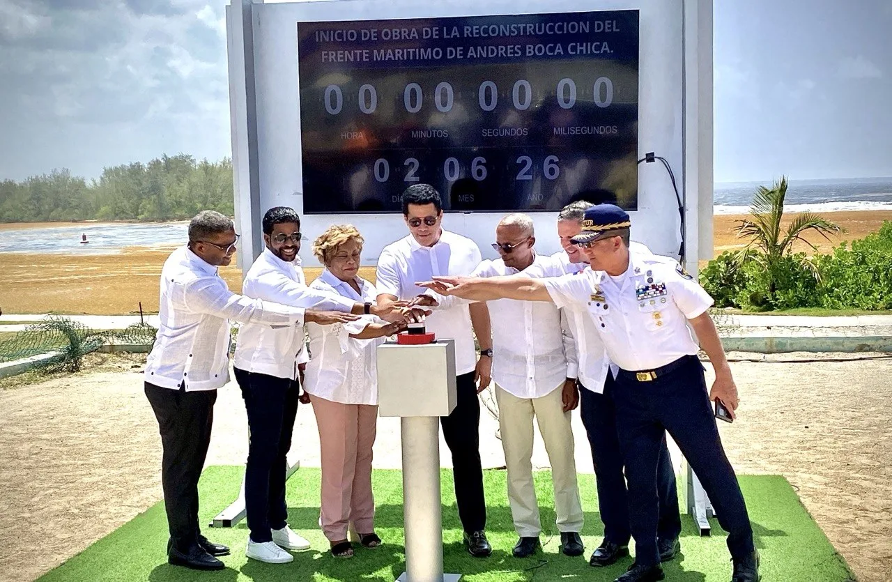 David Collado inicia el malecón Boca Chica y dos parques