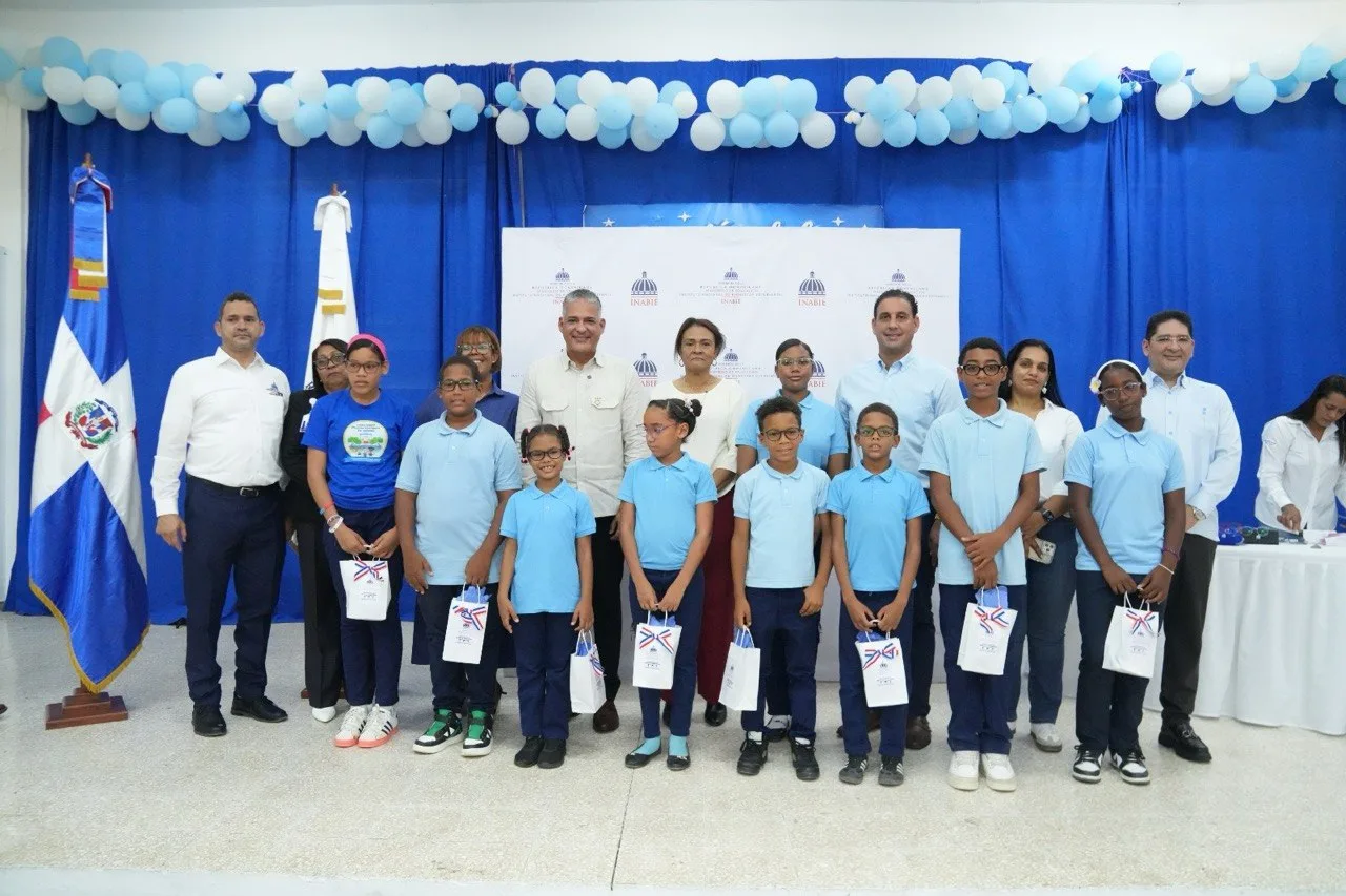 INABIE mejora la salud visual de 81 estudiantes de Samaná con entrega de lentes correctivos