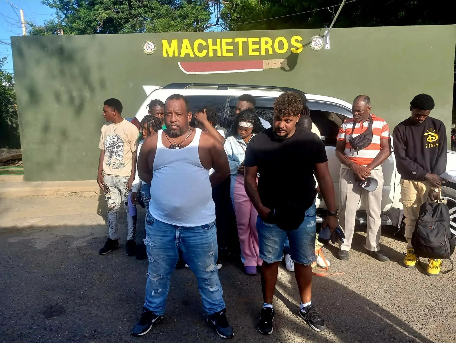 Ejército pone a disposición del Ministerio Público a dos dominicanos detenidos con 11 haitianos indocumentados en Valverde