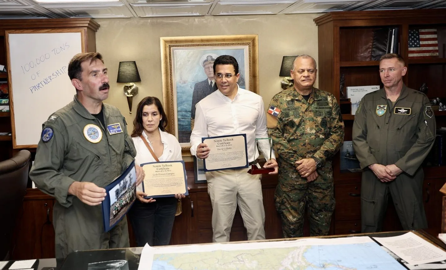 Ministro David Collado y la embajadora Leah Campos realizan visita al portaaviones USS Nimitz