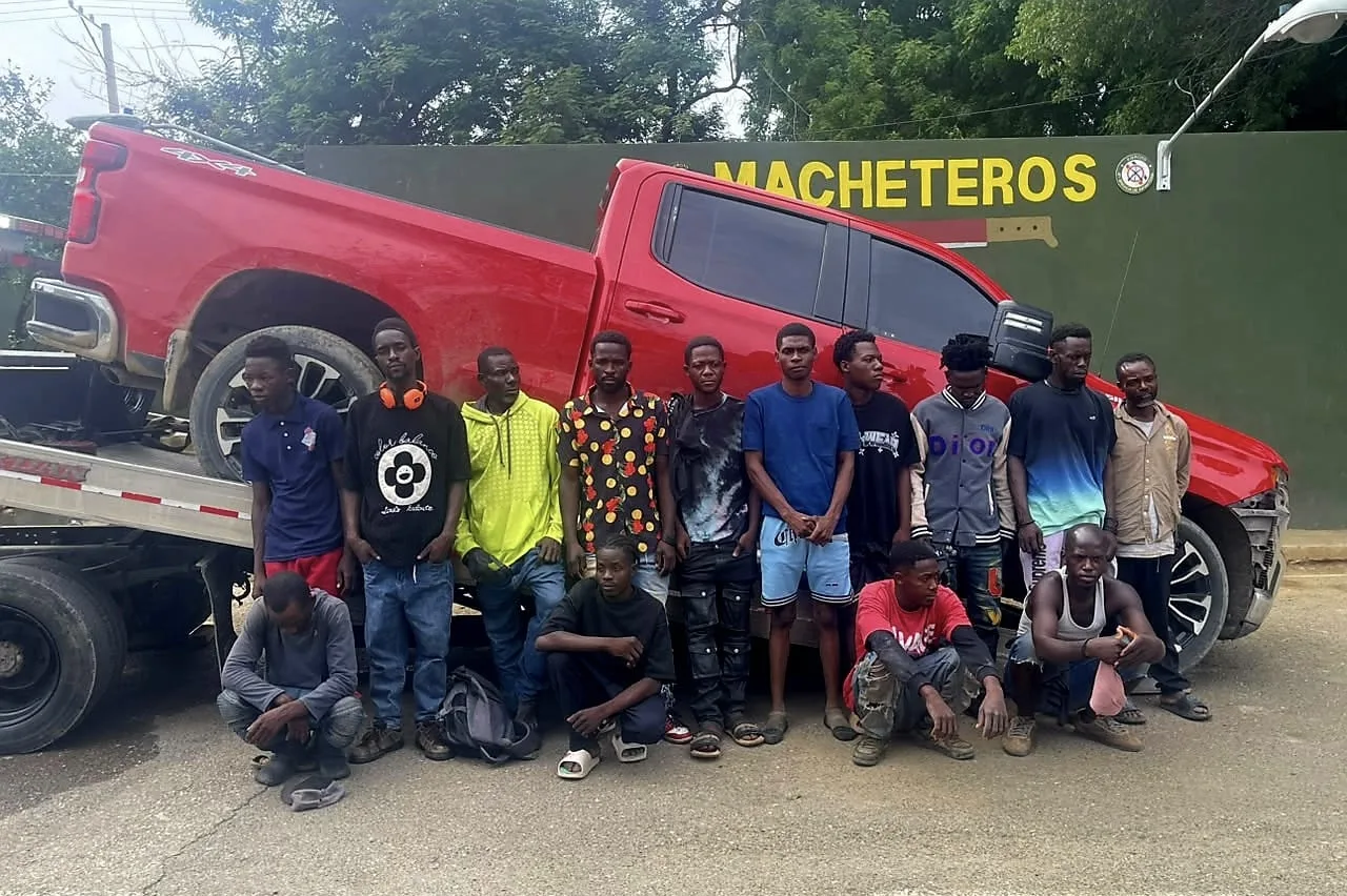 Tras persecución Ejército detiene camioneta con 14 haitianos indocumentados en Esperanza