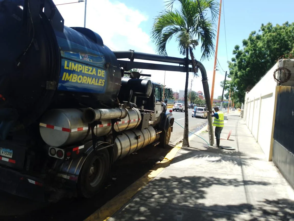 Alcaldía del Distrito Nacional continúa limpieza preventiva de filtrantes e imbornales
