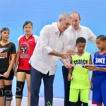 Presidente Abinader y alcalde Ulises Rodríguez entregan renovado techado deportivo que beneficiará a cientos de jóvenes y estudiantes de Los Ciruelitos