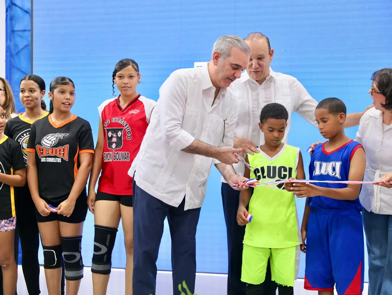 Presidente Abinader y alcalde Ulises Rodríguez entregan renovado techado deportivo que beneficiará a cientos de jóvenes y estudiantes de Los Ciruelitos