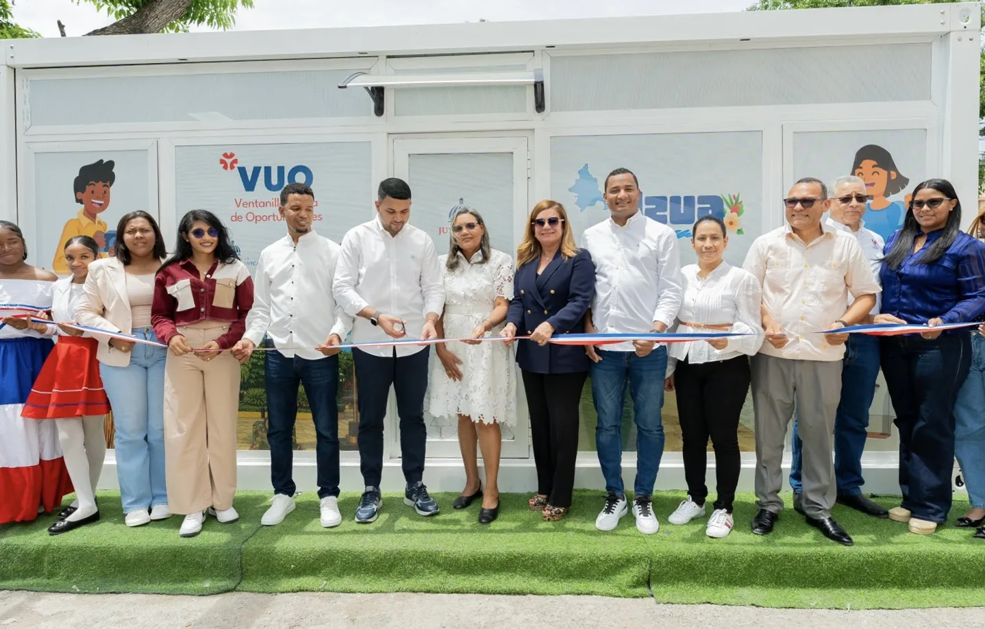 Ministerio de la Juventud inaugura Ventanilla Única de Oportunidades en Azua y entrega 150 becas Generación STEAM