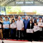 Presidente Abinader exhorta a estudiantes a prepararse en inglés, tecnología y valores para alcanzar el éxito