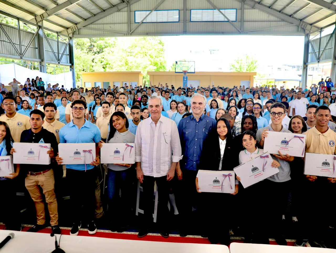 Presidente Abinader exhorta a estudiantes a prepararse en inglés, tecnología y valores para alcanzar el éxito