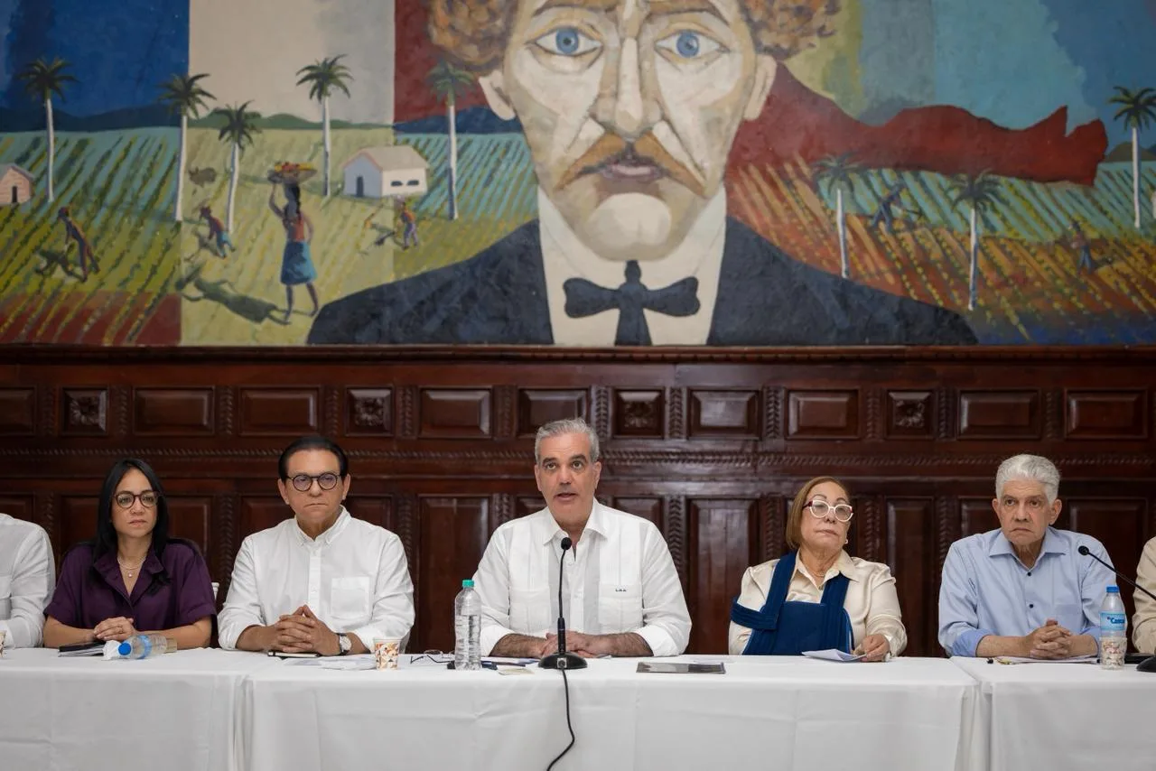 Presidente Abinader se reúne con líderes comunitarios y evalúa avances de obras clave en Santiago