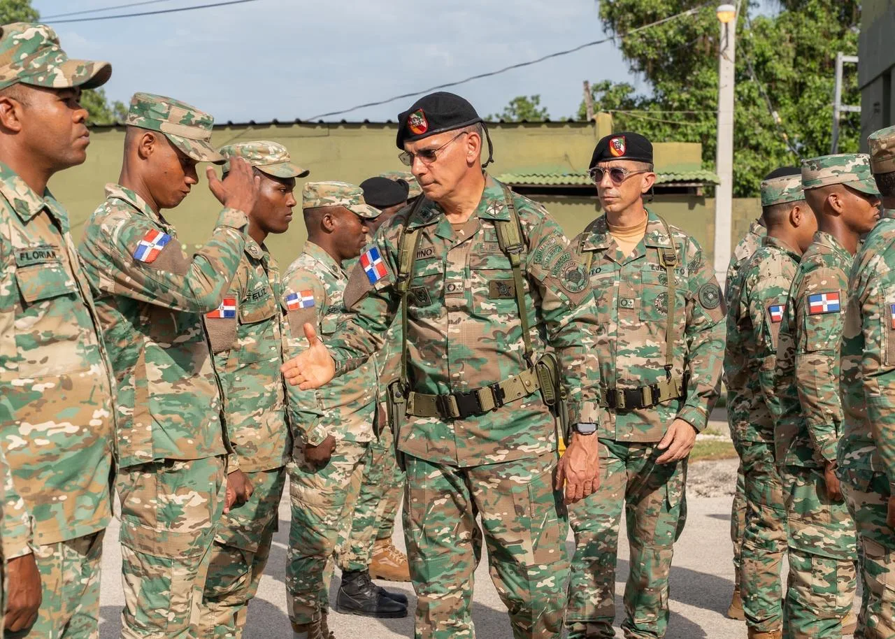 Comandante del Ejército recorre unidades y puestos de control en la frontera sur