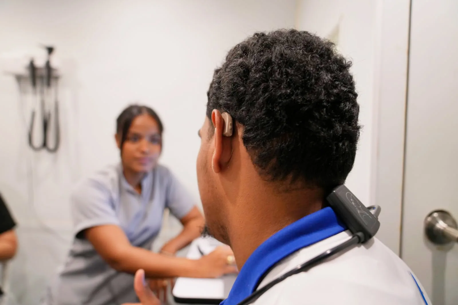 INABIE cambia la vida de estudiantes con deficiencias auditivas