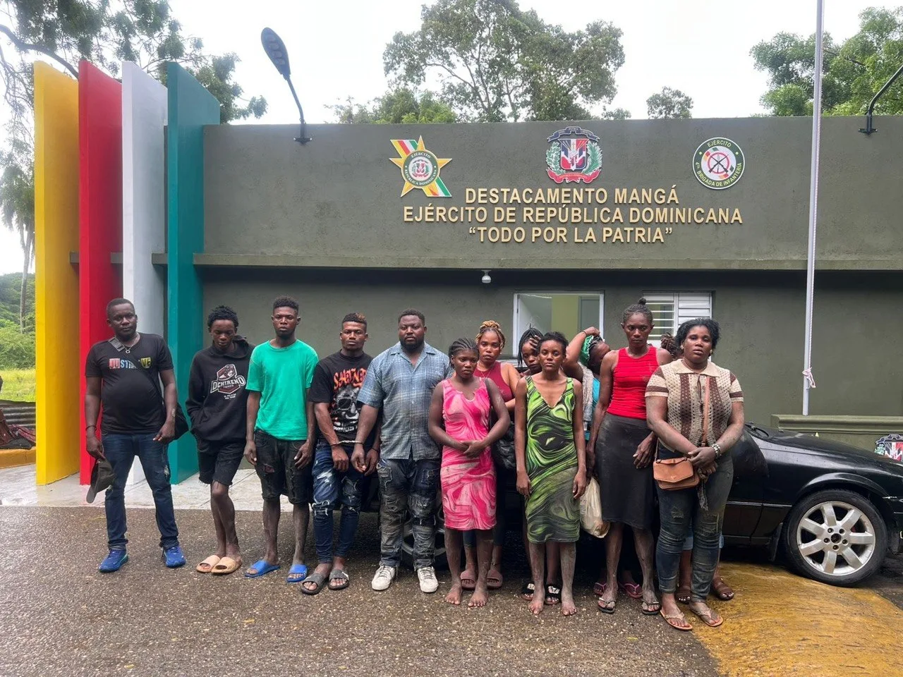 Ejército intercepta vehículo utilizado para el transporte ilegal de 14 extranjeros en Guayubín