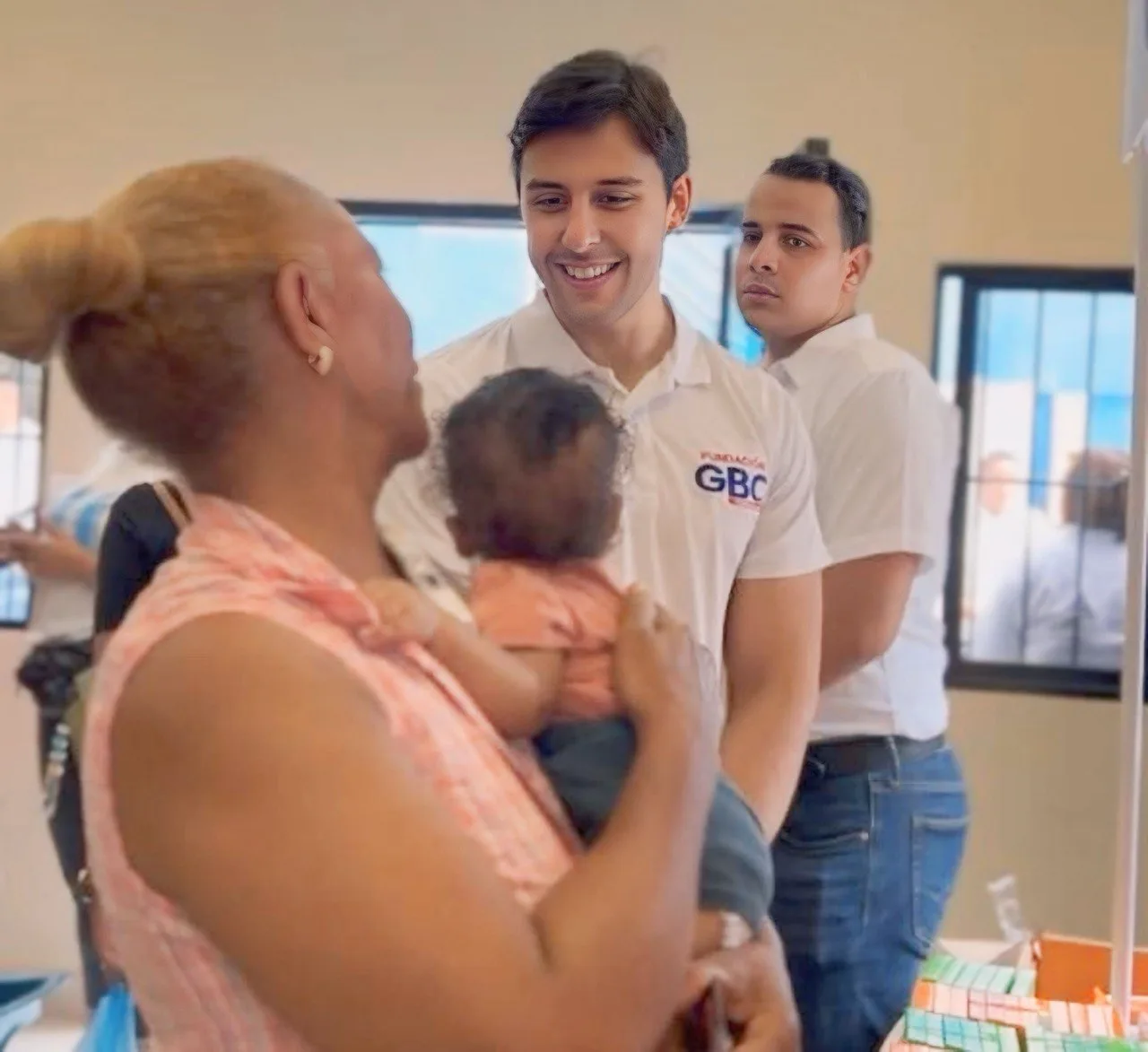 Raymond Rodríguez y Fundación GBC llevan salud, esperanza y ayuda social a más de 350 familias de El Manguito