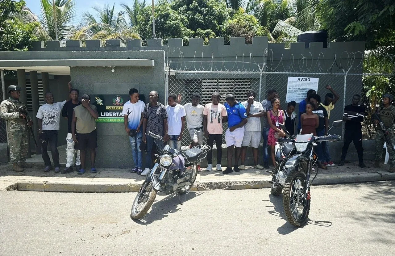 Soldados del Ejército interceptan a 56 indocumentados cuando se desplazaban en motocicletas en diferentes provincias fronterizas