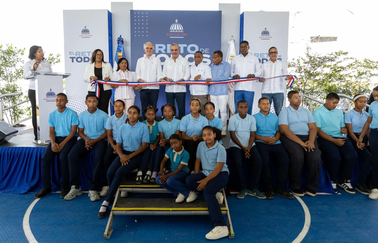 Presidente Abinader inaugura techado multiuso escolar en Duvergé para ampliar las actividades educativas y deportivas en beneficio de más 388 estudiantes y de toda la comunidad