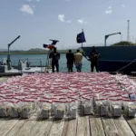 Cae otra narcolancha con dos hombres a bordo y un alijo de 1,743 paquetes de presuntas drogas