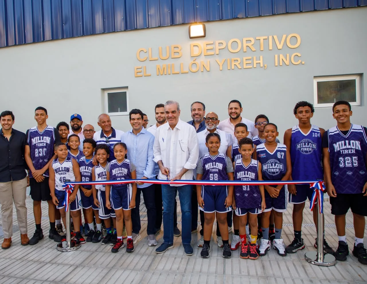 Presidente Luis Abinader entrega totalmente remozado el Club Deportivo El Millón Yireh, una obra que responde a una demanda histórica de la comunidad del Distrito Nacional