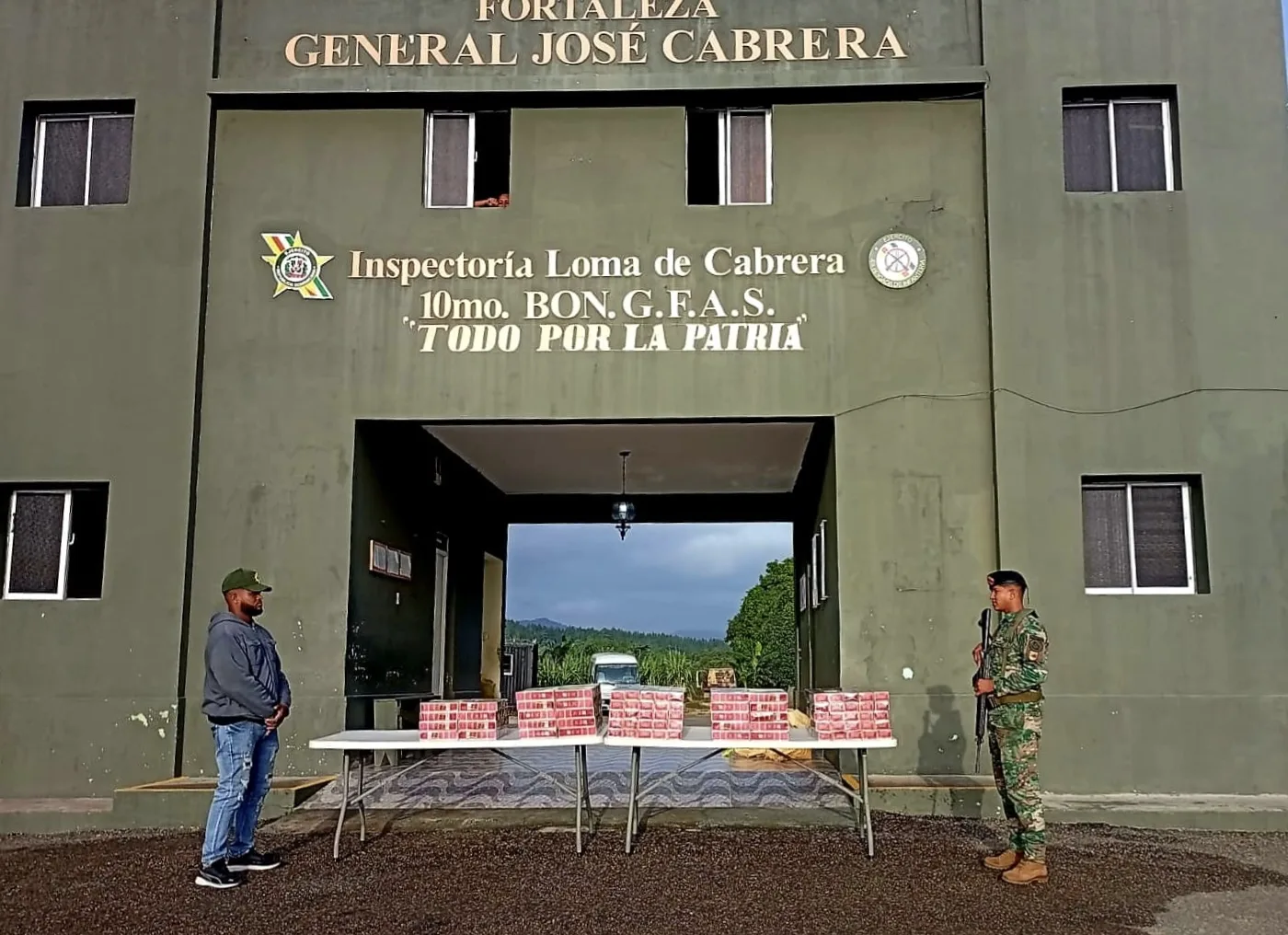 Militares del ERD ocupan 47,600 cigarrillos de contrabando en operativo realizado en Loma de Cabrera