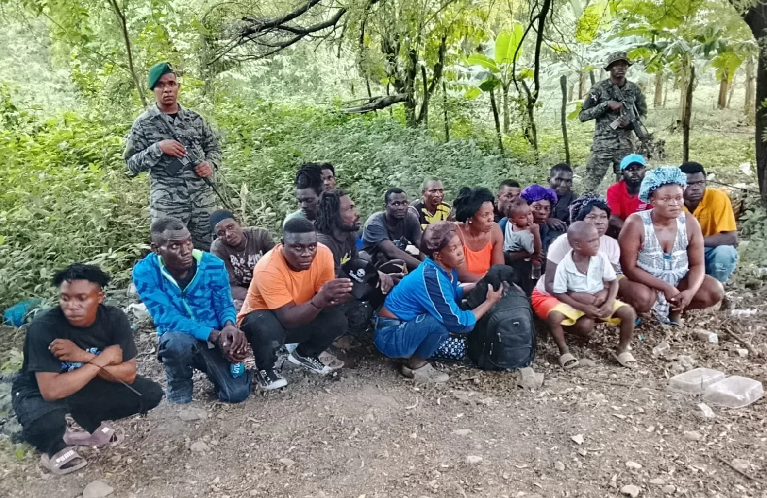 Ejército detiene a 54 indocumentados y retiene motocicletas en operativos realizados en Montecristi
