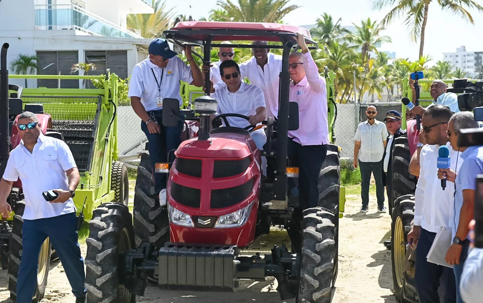 David Collado entrega 42 equipos a ayuntamientos con vocación turística para recolección de desechos