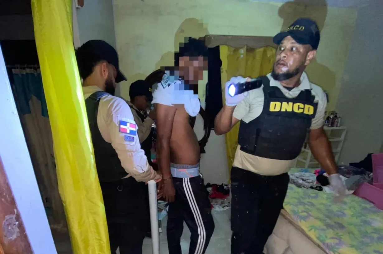 Capturan en Higüey hombre con drogas y dos armas durante operativo de la DNCD